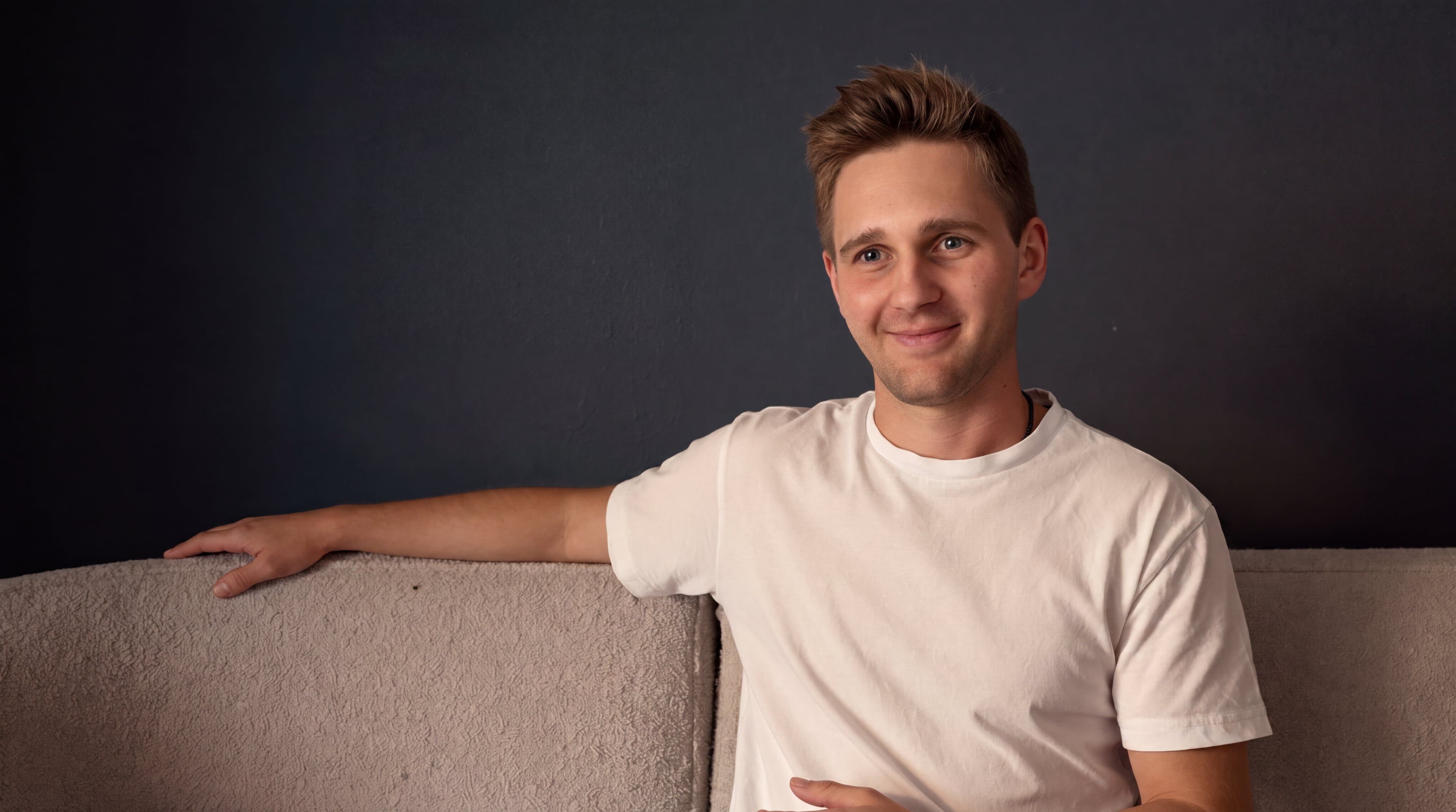 Kevin Baum, Inhaber von 57marketing, blickt lächelnd in die Kamera.